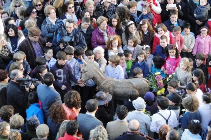 El pueblo de Moguer arropa la figura de Platero en su inauguración. 