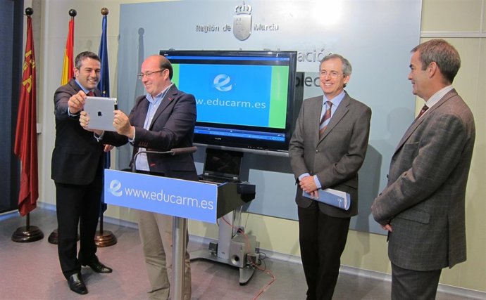 Sánchez  presenta la nueva imagen de 'www.Educarm.Es'