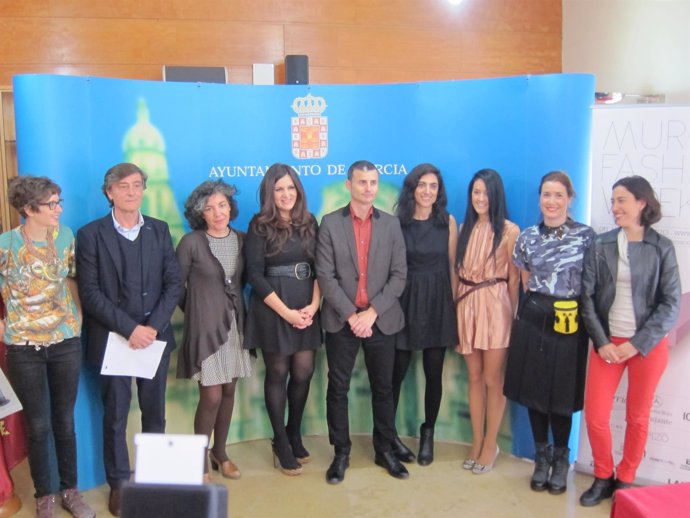 Los organizadores y el concejal Tortosa junto a diseñadores del evento
