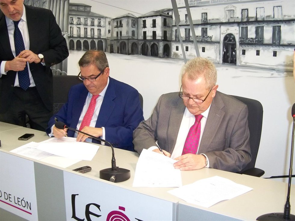 Ajenjo y Villa durante la firma