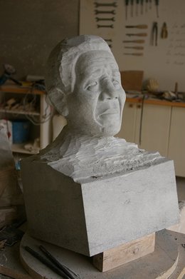 Escultor José Miguel Abril ofrece su obra sobre Mandela a Ayuntamiento de Madrid