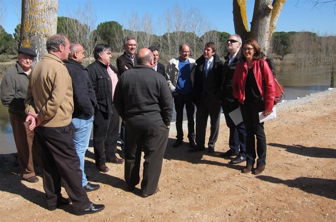 Representantes políticos charlan con ciudadanos junto al río Cega