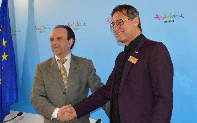 El consejero de Turismo, Rafael Rodríguez, frma con el operador Schauisland