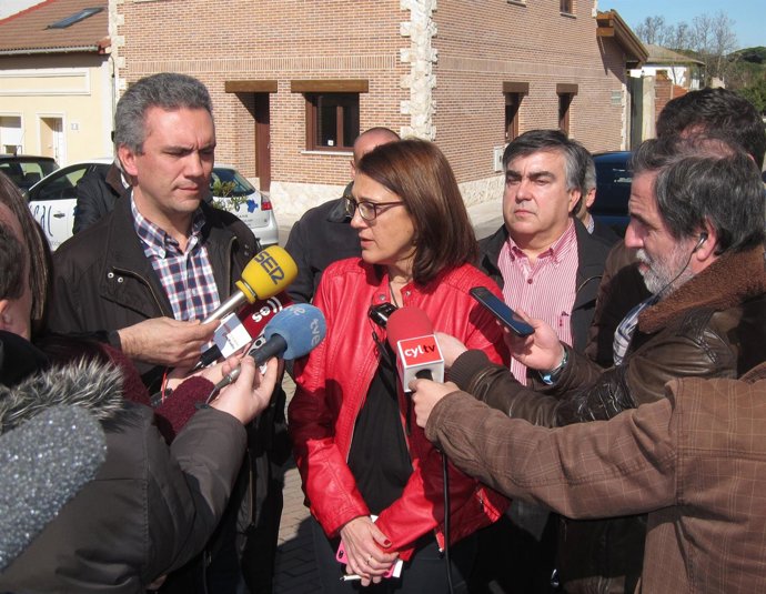 Soraya Rodríguez atiende a los medios de comunicación