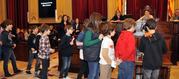 Niños en el Parlament