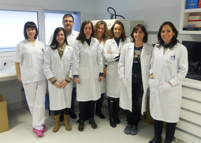 José Pedro Vaqué con integrantes del Grupo de Genómica del Cáncer del IDIVAL