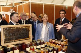 Soriano inaugura la XXXIII Feria Apícola internacional de Pastrana