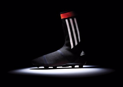 Adidas la primera bota de fútbol híbrida con calcetín integrado