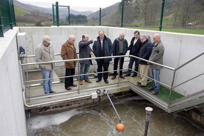 El consejero de Medio Ambiente en la EDAR de Carmona