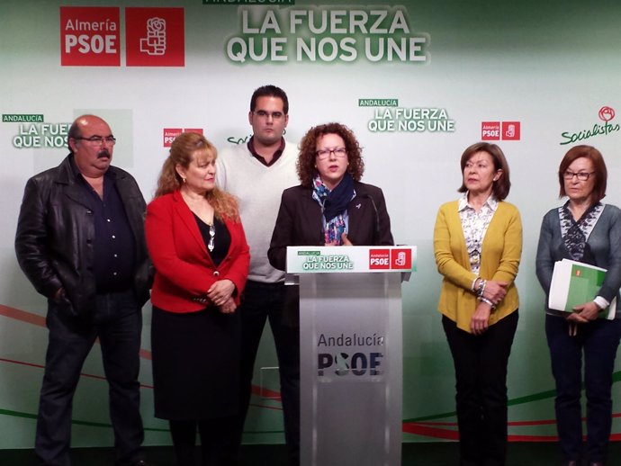 En el centro, la portavoz del PSOE de Garrucha, María López