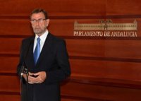 El presidente del Parlamento pide respeto a la separación de poderes
