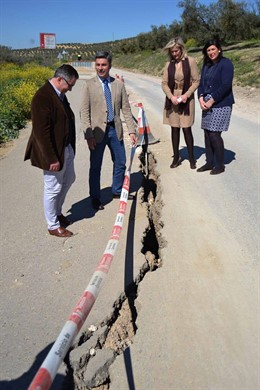 Lorite (centro) , en la visita a la carretera de Morente