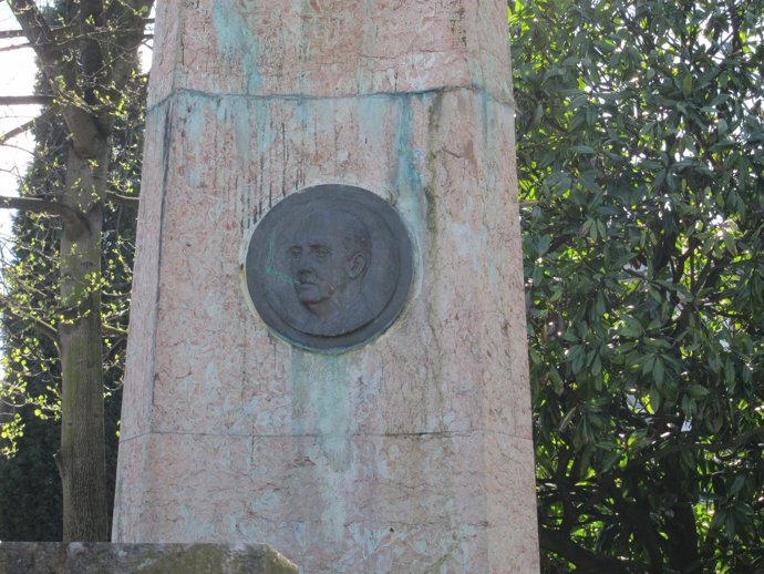 Medallón de Francisco Franco en Oviedo