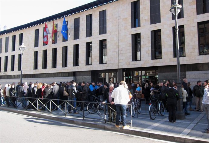 Gente que evacuó los juzgados de Valladolid