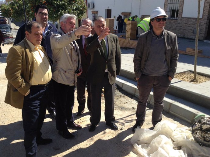 El subdelegado del Gobierno visita obras del Profea en Manzanilla. 