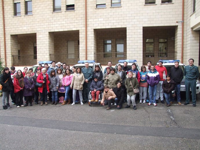 Alumnos de AMICA visitan el cuartel de la Guardia Civil en Santander