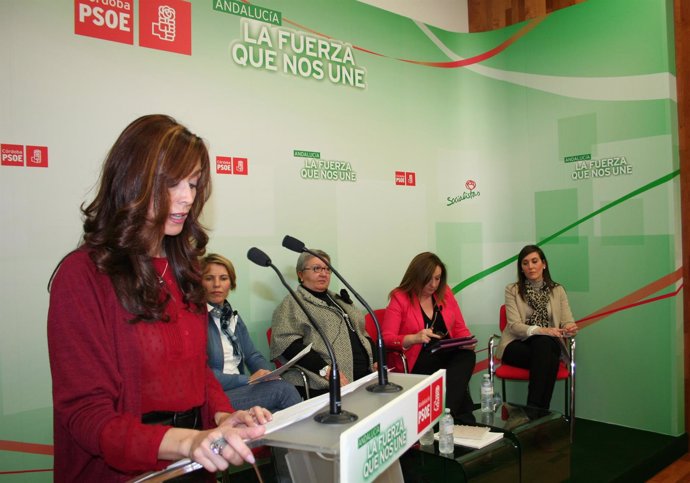 Dirigentes y cargos públicos del PSOE en el acto