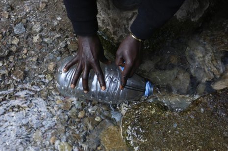 Inmigrantes esperan cerca de Ceuta