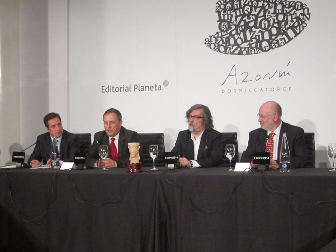 Pernas, segundo por la derecha, junto al premio Azorín 2014