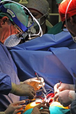 El doctor Montero implanta un corazón mecánico en La Fe.