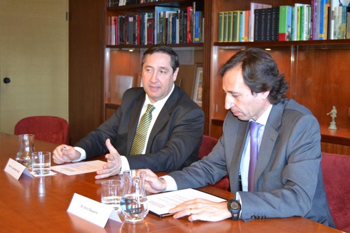 El conseller JM Pelegrí y Ezquerra (Cat-Dis) durante la firma del Acuerdo