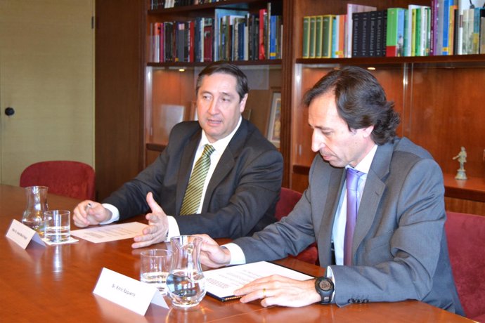 El conseller JM Pelegrí y Ezquerra (Cat-Dis) durante la firma del Acuerdo