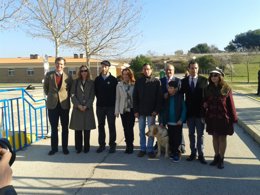 Victoria y Fermosel con el perro guía Ulises