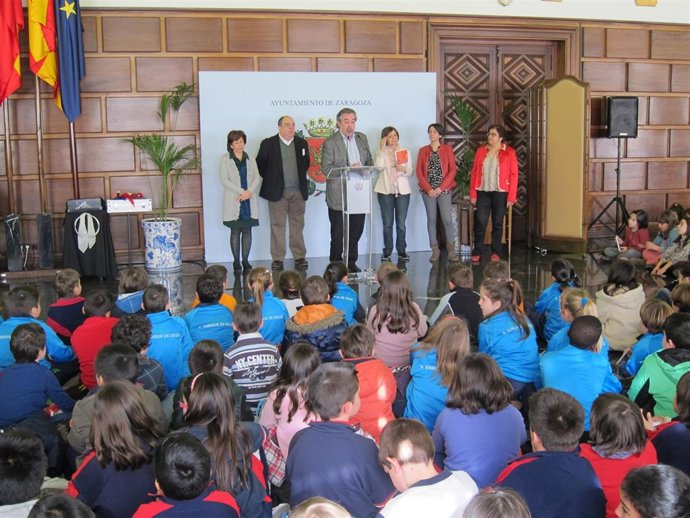 Belloch entrega los premios del concurso infantil sobre igualdad