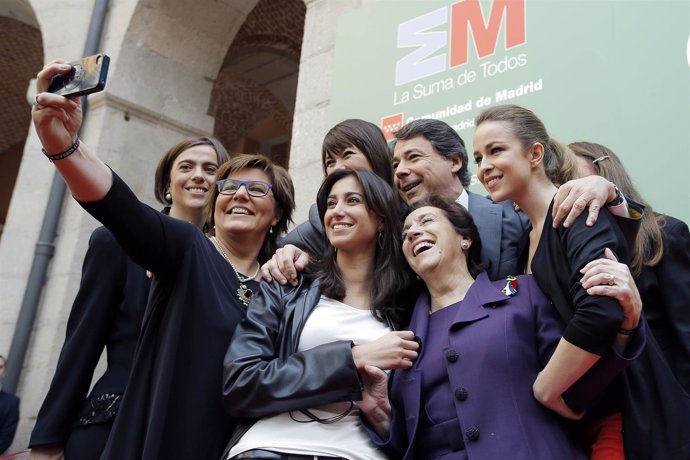 Ignacio González, en un 'selfie' con las mujeres galardonadas por la Comunidad