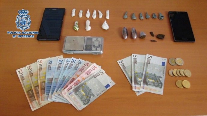 Sustancias y material intervenido por agentes de la Policía Nacional