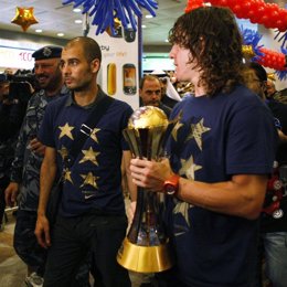 Guardiola y Puyol con la Copa del Mundial de Clubes