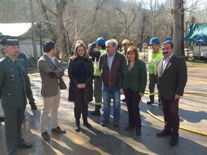 Serrano visita la pedanía de Coto Ríos afectada por las lluvias.