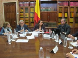 En el centro, la delegada de Gobierno en Andalucía, Carmen Crespo
