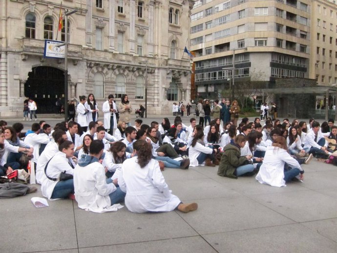 Estudiantes de medicina hace una sentada 