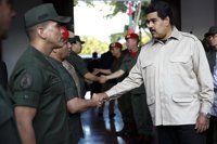 Venezuela.- Maduro condecora a los uniformados muertos o heridos en las protestas antigubernamentales