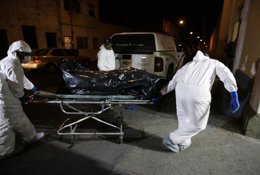 Efectivos mexicanos trasladan un cuerpo a la morgue
