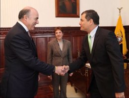 El presidente de Coca Cola, Muhtar Kent, y el de Ecuador, Rafael Correa