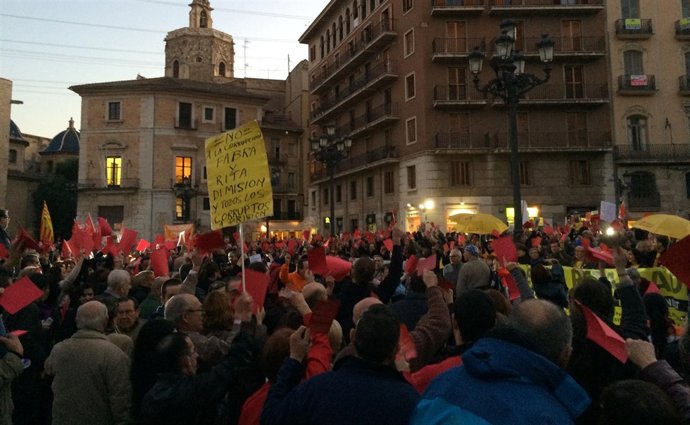 Entidades sociales y cívicas sacan 'tarjeta roja' a Fabra