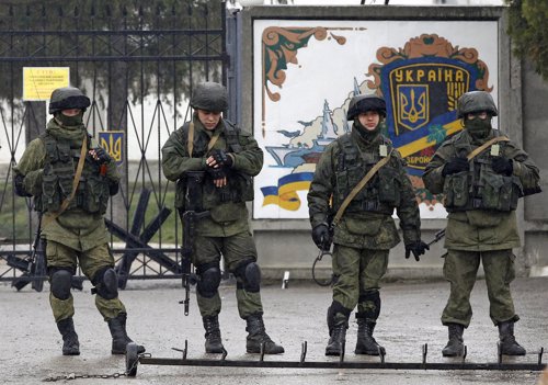 Supuestos militares rusos sin identificar hacen guardia en Ucrania