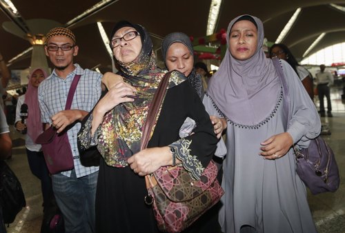 Familiares de desaparecidos en Malasia llegan al aeropuerto