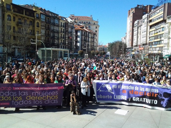 La manifestación a su llegada a la plaza del Ayuntamiento