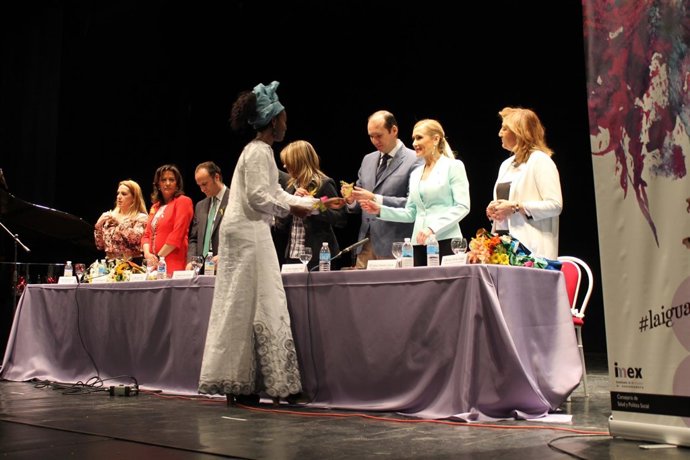 Teniente, Carrón y Cifuentes, en el acto en Almendralejo.
