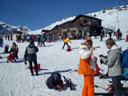 La estación de Candanchú registra más de 5.000 esquiadores este sábado.