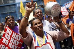Mujeres venezolanas marchan contra la escasez en Caracas