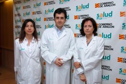 Ana Cristina Lou y Ricardo Savirón, y la hematóloga Rosa Cornudella.