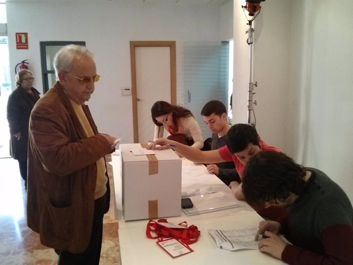 Fernando, el primer votante en la sede del PSPV en Blanquerías