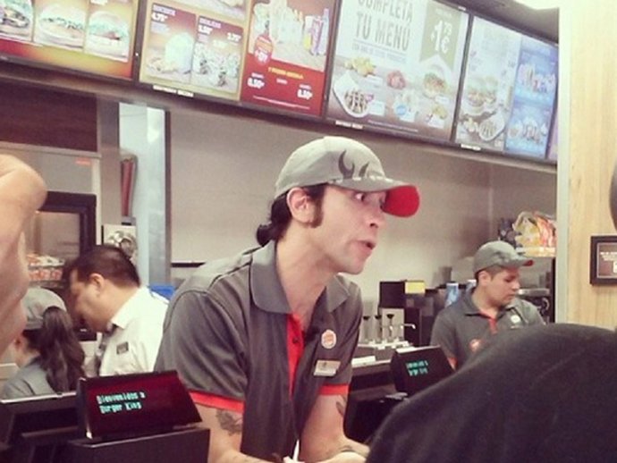 Vestido con el uniforme de Burguer King, Mario Vaquerizo ha servido las satisfri