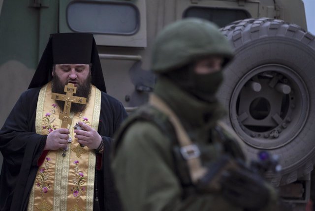 Un monje ortodoxo reza en medio de las protestas en las calles de Ucrania