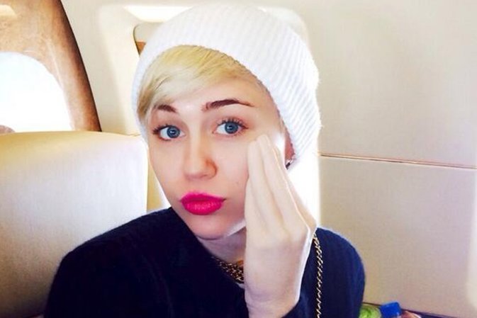 Miley Cyrus posa orgullosa con su nuevo juguete sexual 