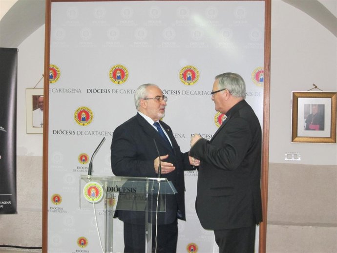Jose Luis Mendoza junto al Obispo de Cartagena